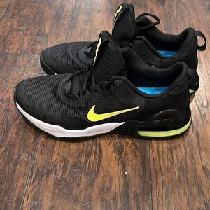 NIKE
CONTRASTING LOGO AIR MAX ALPHA FABRIC SNEAKERS size 11.5 EUC